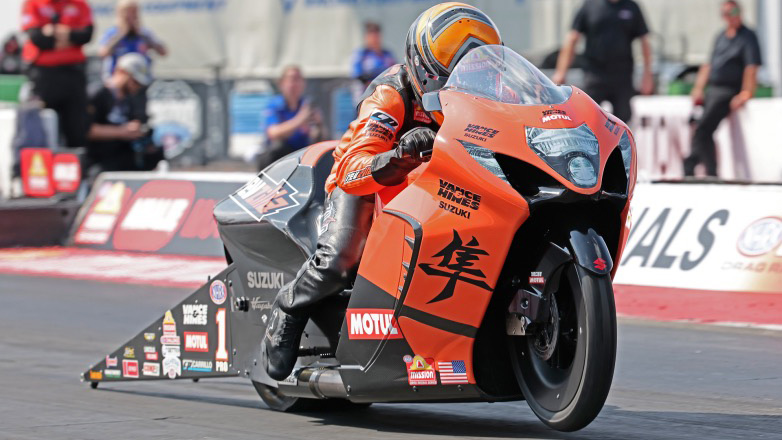 Ο Gaige Herrera κερδίζει τον 1ο Αγώνα Pro Stock της NHRA