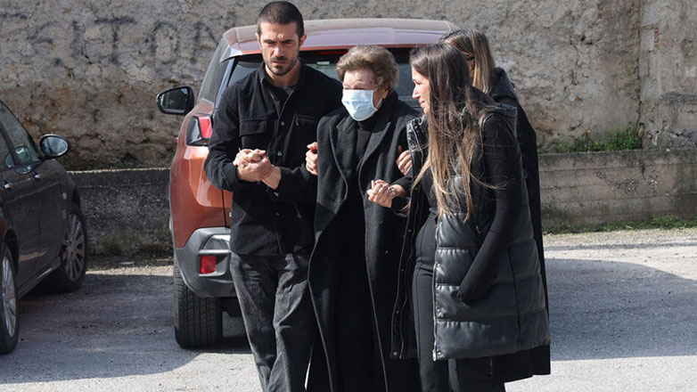 Κηδεία Καίτης Κωνσταντίνου – Υποβασταζόμενη έφτασε στην εκκλησία η μητέρα της