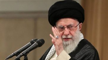 Ιράν: Ο αγιατολάχ Χαμενεΐ απορρίπτει τις διαπραγματεύσεις με τις ΗΠΑ