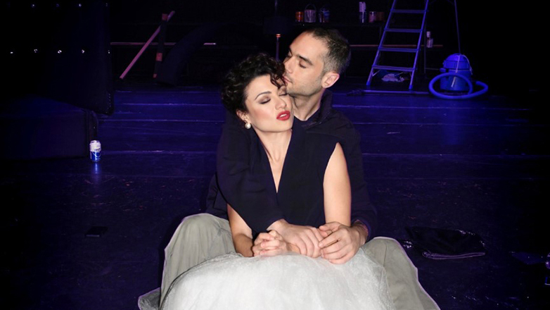 Μία εντυπωσιακή «Τζούλια» σε ένα παραλήρημα αντιθέσεων, η Ευσταθία Τσαπαρέλη στο θέατρο Άλφα Ληναίος- Φωτίου