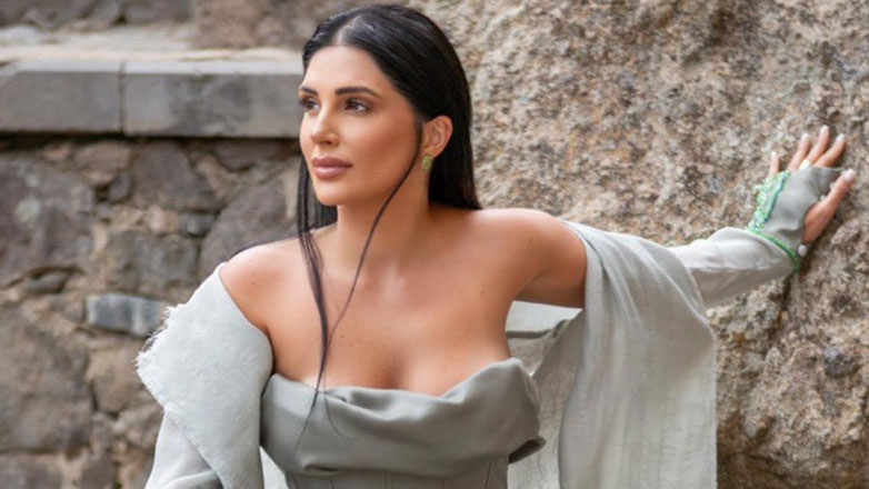 «Μάνα μου»: Με την υπογραφή των Κυριάκου Παπαδόπουλου – Ηλία Φιλίππου το νέο τραγούδι της Sarina Cross