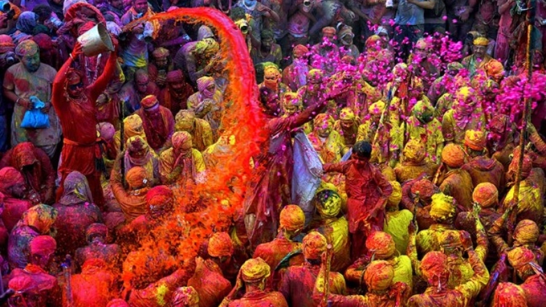 Εκατομμύρια άνθρωποι στην Ασία γιορτάζουν την γιορτή των χρωμάτων