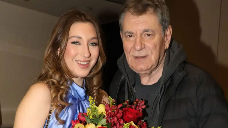 Ηλέκτρα Διονυσίου: Η κούκλα κόρη του Άγγελου Διονυσίου βρέθηκε στη θεατρική του πρεμιέρα