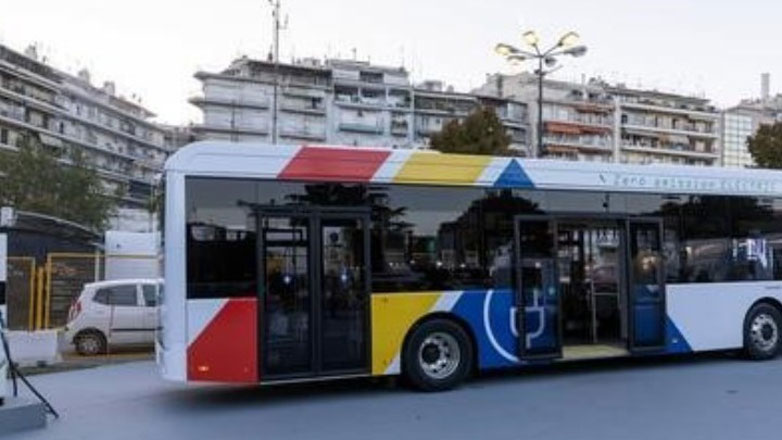 Θεσσαλονίκη: Φωτιά σε εν κινήσει λεωφορείο του ΟΑΣΘ με επιβάτες