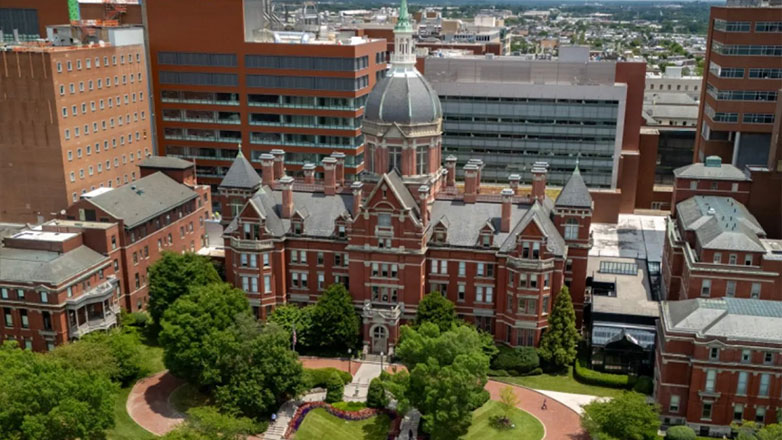 ΗΠΑ – Περικοπές δαπανών: Πάνω από 2.000 απολύσεις στο πανεπιστήμιο Johns Hopkins