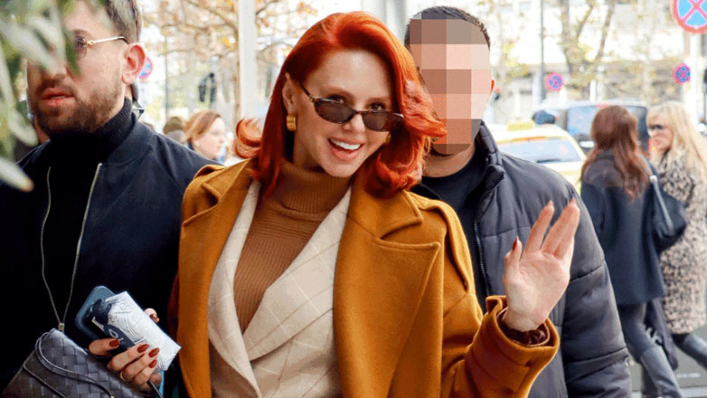 Έβελυν Καζαντζόγλου: Η εντυπωσιακή fashion εμφάνιση στο κέντρο της Αθήνας