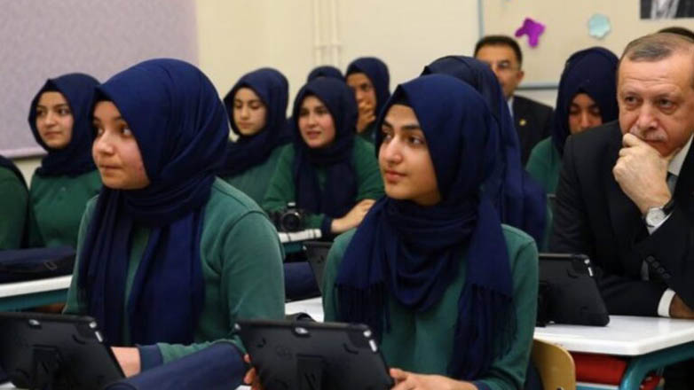 Υποχρεωτική η μαντίλα στα σχολεία στα κατεχόμενα