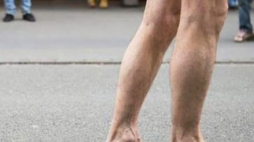 Λάρισα: Μέθυσε κι έβγαλε τα ρούχα του μένοντας γυμνός στην πλατεία