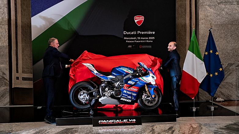 Η Panigale V4 Tricolore Italia αποκαλύφθηκε στο Υπουργείο Επιχειρήσεων και Κατασκευαστών της Ιταλίας
