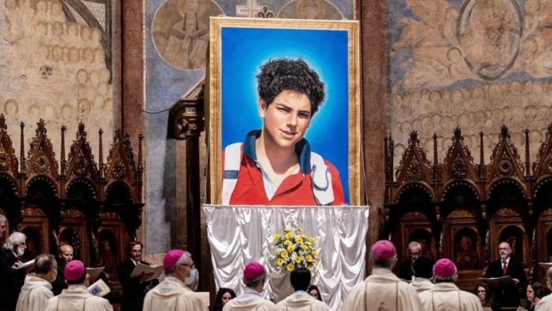 Σε λαϊκό προσκύνημα στην Ασίζη ο πρώτος millenial Άγιος των καθολικών