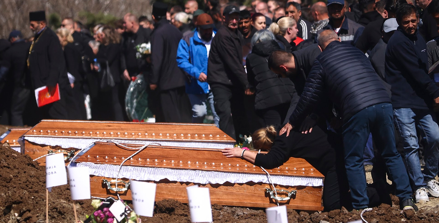 59 «γιατί» στις κηδείες των θυμάτων της πυρκαγιάς στο Κοτσάνι