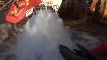 Πλημμύρισε η λεωφόρος Λαυρίου – Αυτοκίνητο έσπασε πυροσβεστικό κρουνό