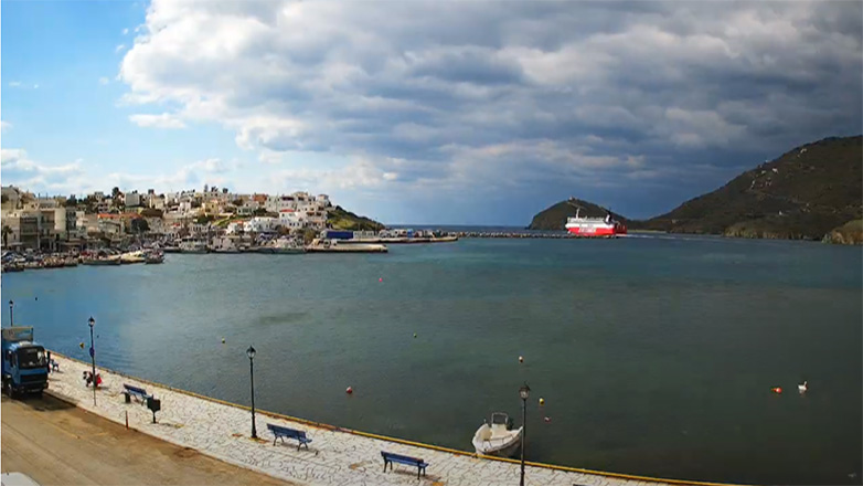 Απεγκλωβίστηκε το πλοίο «Theologos P.»  που είχε «κολλήσει» έξω από το λιμάνι της Άνδρου