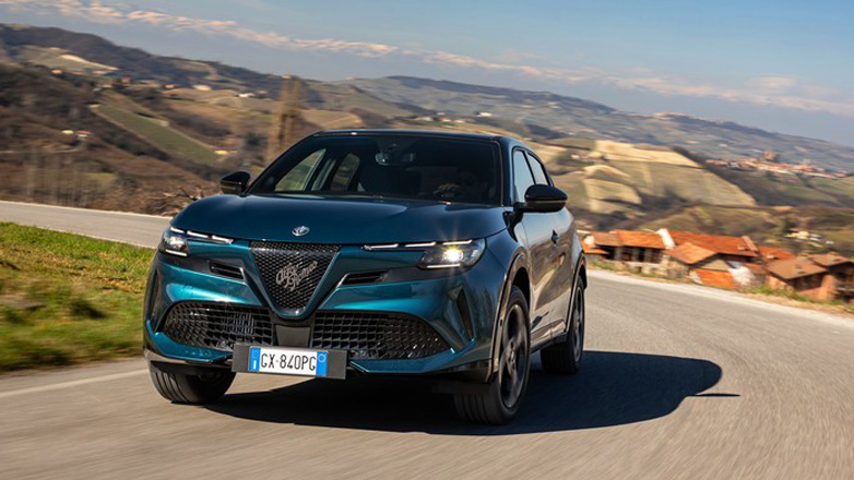 Alfa Romeo: Διαθέσιμη για παραγγελίες στην Ελλάδα η τετρακίνητη Junior Ibrida Q4- Ποια είναι η τιμή εκκίνησης