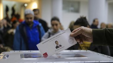 Τουρκία: Χιλιάδες πολίτες στα εκλογικά κέντρα των Ρεπουμπλικάνων