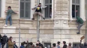 Τούρκοι φοιτητές σκαρφαλώνουν στους τοίχους του πολυτεχνείου Κωνσταντινούπολης