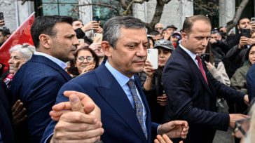 Πυρά Οζέλ κατά Ερντογάν: «Προσπαθούν μέσω δικαστικών διώξεων να σπάσουν το χέρι που δεν μπορούν να λυγίσουν»