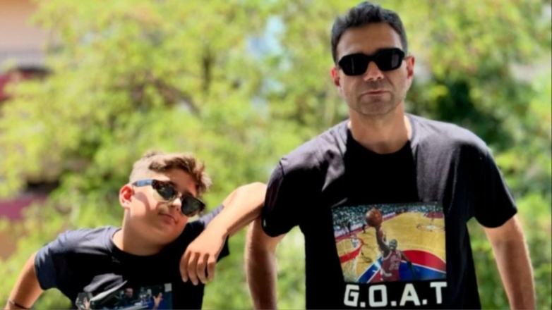 Τάσος Ιορδανίδης: Απαθανάτισε το γιο του ως σημαιοφόρο στη μαθητική παρέλαση της 25ης Μαρτίου στα Βριλήσσια