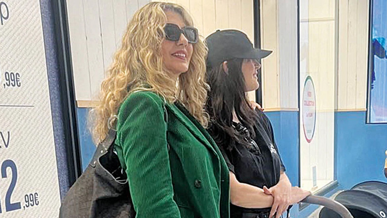 Η πρώτη βόλτα της Γιούλης Ηλιοπούλου με τον εγγονό της