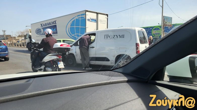 Ουρές χιλιομέτρων στον Κηφισό μετά από σύγκρουση οχημάτων