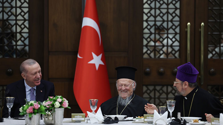 Σε δείπνο Iφτάρ στην Άγκυρα δίπλα στον Ερντογάν ο Οικουμενικός Πατριάρχης