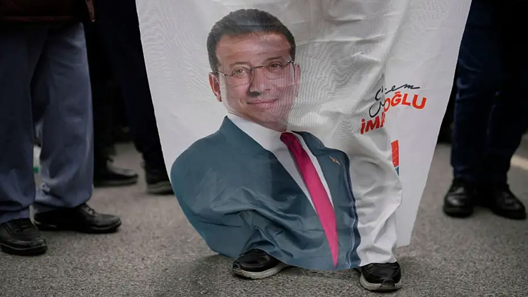 Τουρκία: Αφέθηκε ελεύθερος ο δικηγόρος του Ιμάμογλου