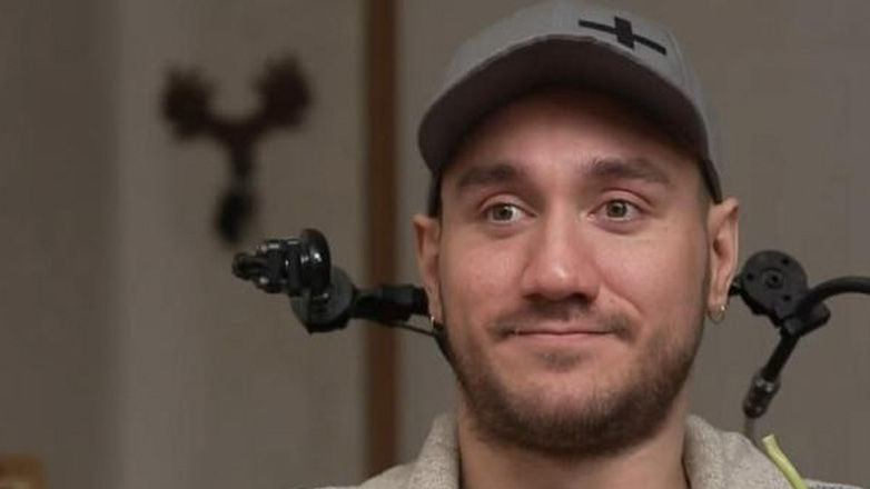 Ο άνθρωπος με το τσιπ στον εγκέφαλο που διαβάζει τη λειτουργία του