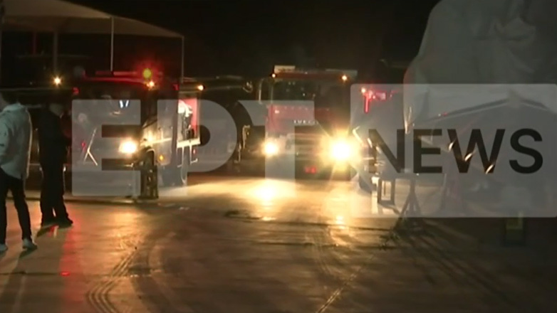 Πυρκαγιά σε χώρο φύλαξης σκαφών στη Βάρη – Στις φλόγες τρία σκάφη