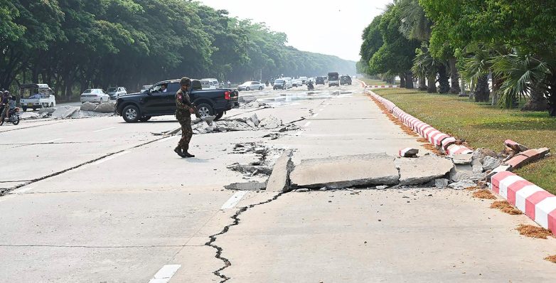 Άνοιξαν στη μέση οι δρόμοι στη Μιανμάρ