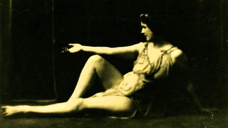 Ιζαντόρα Ντάνκαν: Η θρυλική «ξυπόλυτη χορεύτρια», επιτομή της ελευθερίας και της τραγικής μοίρας