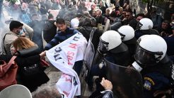 Χημικά και ένταση στο πανεκπαιδευτικό συλλαλητήριο έξω από το Μαξίμου