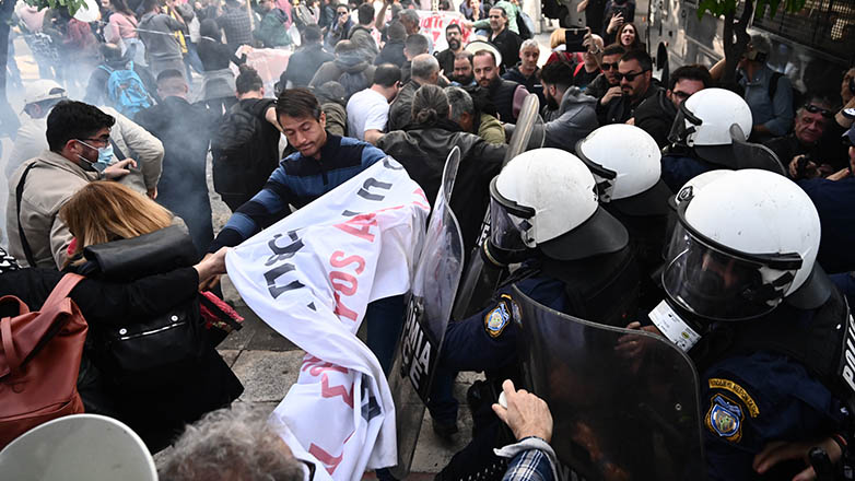 Χημικά και ένταση στο πανεκπαιδευτικό συλλαλητήριο έξω από το Μαξίμου