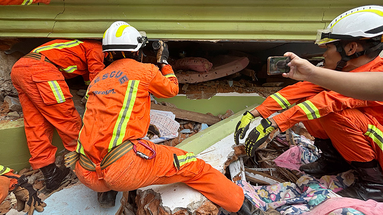Μιανμάρ: Μάχη με τον χρόνο δίνουν οι διασώστες σε ένα λύκειο που κατέρρευσε