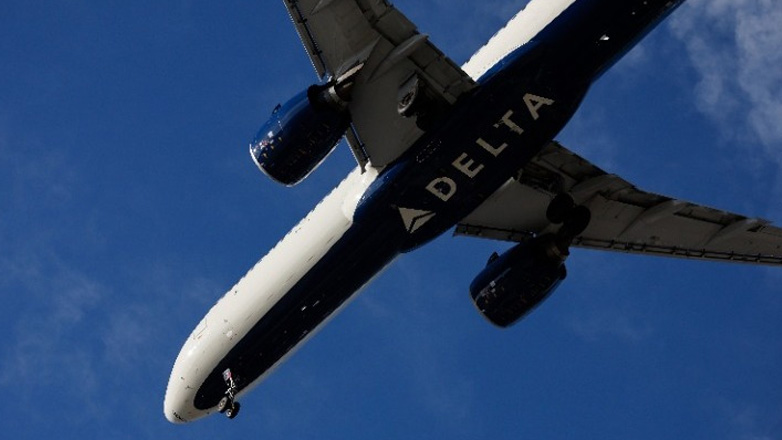 Ουάσινγκτον: Παρ’ ολίγον σύγκρουση Airbus της Delta Air Lines με στρατιωτικό αεροσκάφος