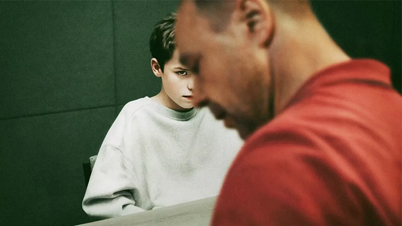 «Adolescence»: Η σειρά για την εφηβική τοξική αρρενωπότητα θα μεταδοθεί δωρεάν σε γυμνάσια και λύκεια στο Ηνωμένο Βασίλειο