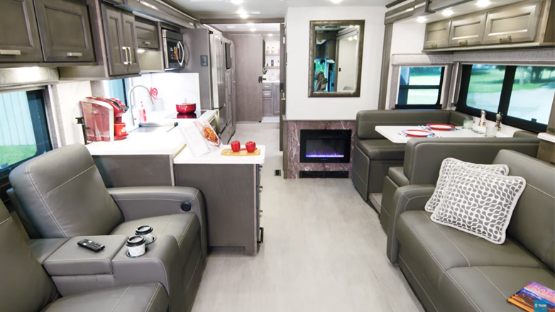 Έτσι είναι η ζωή σε ένα τροχόσπιτο αξίας 250.000 ευρώ (Βίντεο) Έτσι είναι η ζωή σε ένα τροχόσπιτο αξίας 250.000 ευρώ (Βίντεο)