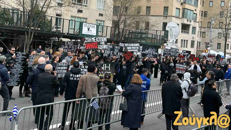 Νέα Υόρκη: Ράγισε καρδιές το άγημα για τα Τέμπη στην παρέλαση