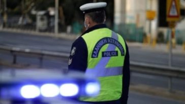 Αυτοκίνητο προσέκρουσε σε πέντε σταθμευμένα οχήματα στο Περιστέρι