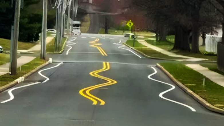 Η πόλη που χρησιμοποιεί τεθλασμένες διαγραμμίσεις δρόμων, για να κάνει τους οδηγούς να μην τρέχουν (Βίντεο)