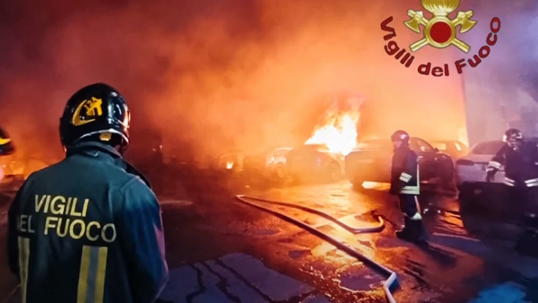 Έφτασε και στην Ιταλία το μίσος για τα Tesla – Πυρπόλησαν 17 μοντέλα σε αντιπροσωπεία της Ρώμης (Βίντεο)