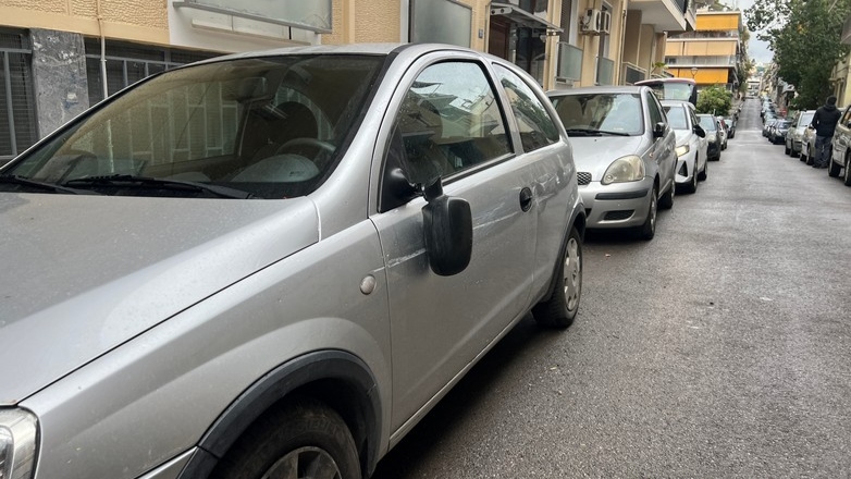 Τρελή πορεία φορτηγού στο Νέο Κόσμο – Έπεσε πάνω σε 11 αυτοκίνητα