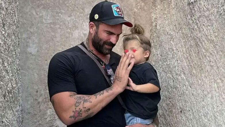 Ο Δημήτρης Αλεξάνδρου ξενάγησε τον Πάρη στο νέο τους σπίτι – Βίντεο