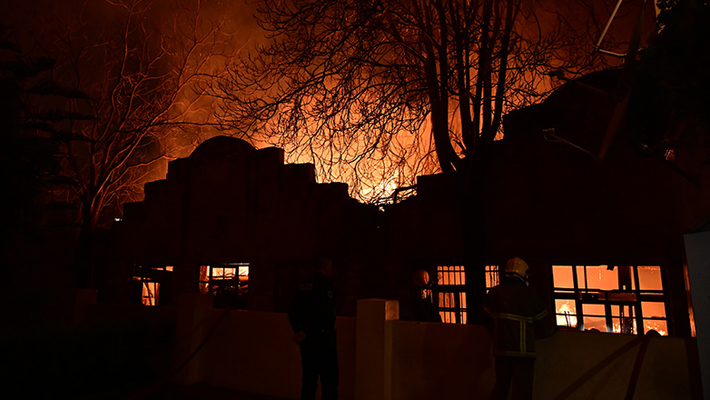 Σε ύφεση η πυρκαγιά σε εγκαταλελειμμένο εργοστάσιο στα Άνω Πατήσια