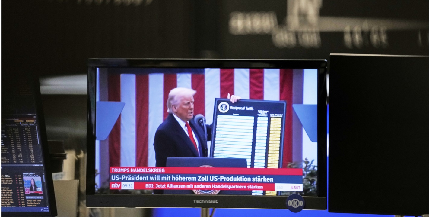 O Ντόναλντ Τραμπ ανακοινώνει δασμούς για τις εισαγωγές προϊόντων στις ΗΠΑ