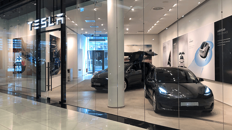 Εξοπλισμένες με δωμάτια πανικού οι αντιπροσωπείες της Tesla ώστε να κρυφτούν οι υπάλληλοι σε περίπτωση επίθεσης