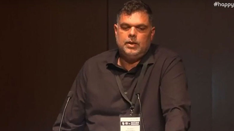 Συγκλονίζει ο Δημήτρης Παπανικολάου: «Την κόρη μου την κοροϊδευαν στο TikTok με τη λέξη αυτιστική»