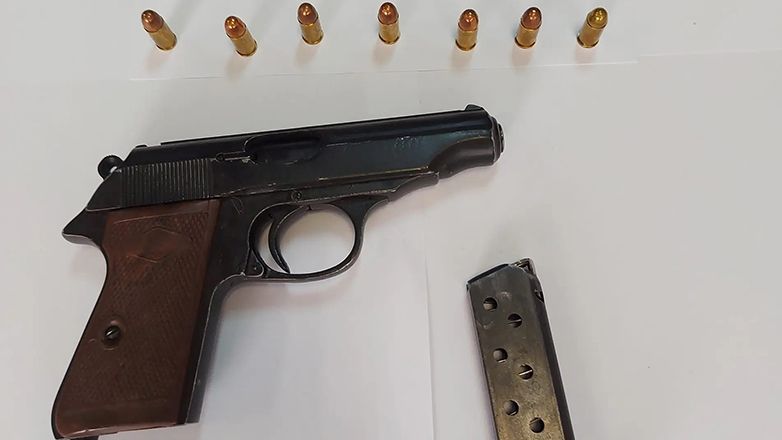 Βγήκαν τα όπλα στο Μπουρνάζι – Επεισοδιακή σύλληψη από το Τμήμα Εκβιαστών