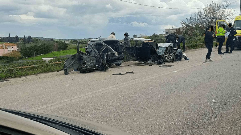 Σφοδρή τροχαία σύγκρουση στη Θεσσαλονίκη με αυτοκίνητο να κόβεται στα δύο