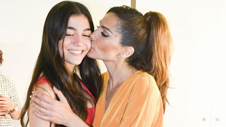 Μελίνα Νικολαΐδη: Η Δέσποινα Βανδή στο θεατρικό ντεμπούτο της κόρης της στο Λονδίνο