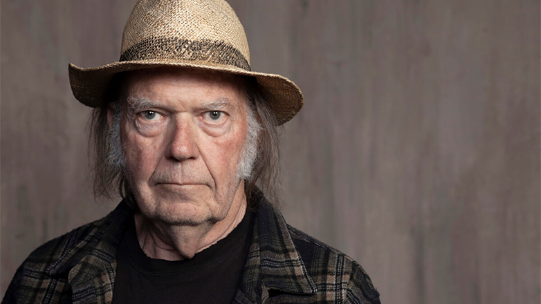 Ο Νιλ Γιανγκ ανησυχεί ότι θα του απαγορευτεί η είσοδος στις ΗΠΑ λόγω της κριτικής που ασκεί στον Ντόναλντ Τραμπ